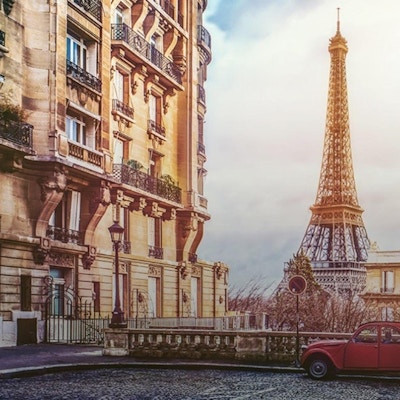 Hyreshus med parkerad 2cv och Eiffeltornet i bakgrunden