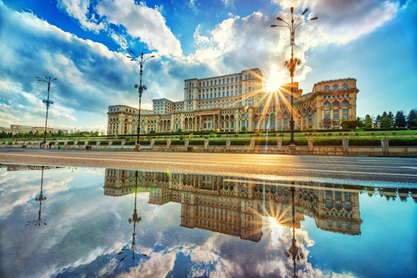 Parlamentslott i Bukarest vid solnedgången, den största byggnaden i Europa.