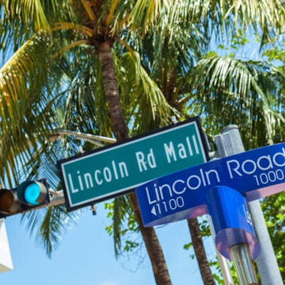 Färgglada vägskyltar längs populära Lincoln Road Mall i trendiga Miami Beach.