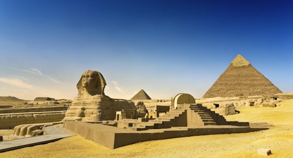 Egypten. Kairo - Giza. Sphinxen; Pyramid of Khafre (Chephren) och Menkaure (Mykerinos) i bakgrunden. Pyramidfälten från Giza till Dahshur finns på UNESCO: s världsarvslista
