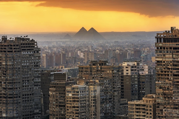 Landskap i Kairo, med Giza-pyramiderna bakom.