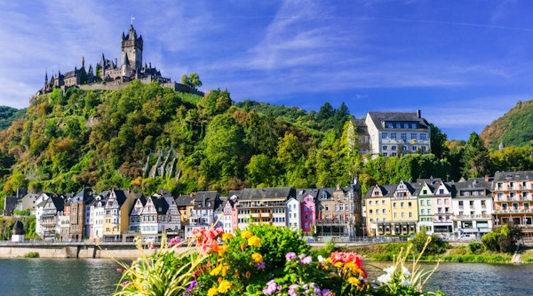 Bildmedeltida Cochem stad - turistattraktion i popullar i Tyskland