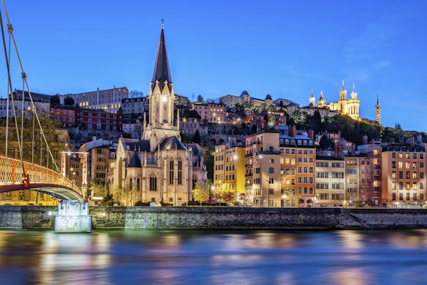 Berömd utsikt över Lyon med floden Saone på natten