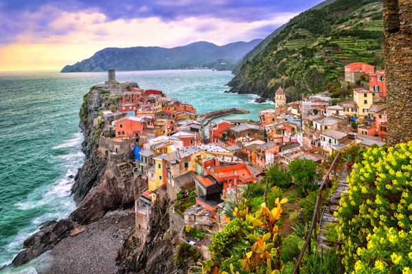 Vernazza i Cinque Terre, Liguria, Italien, på solnedgång