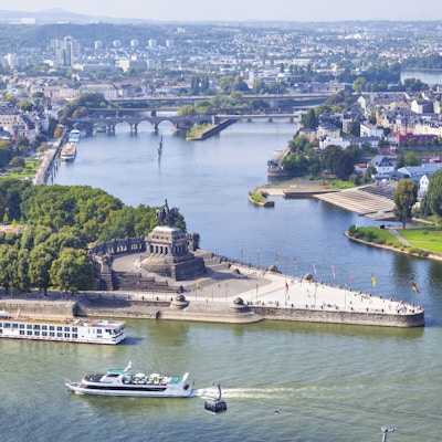 Tyskt hörn (Deutsches Eck) - monument vid sammanflödet av floderna Rhen och Mosel i Koblenz, Tyskland