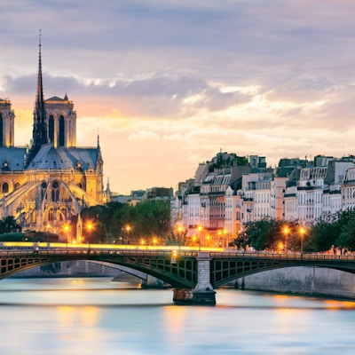 Kvällstemning med Notre Dame och Seinen