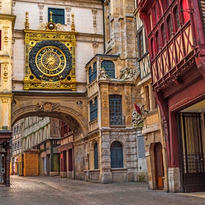 gammal mysig gata i Rouen med famos Stora klockor eller Gros Horloge av Rouen, Normandie, Frankrike med ingen