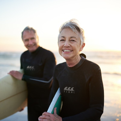 Beskuren bild av ett äldre gift par som kommer från surfing