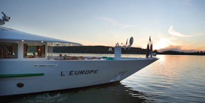 Sikt mot skeppet MS L`Europe vid solnedgången