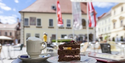 Tårta- och kaffekopp på ett torg i Wien