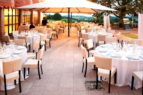 Restaurang utomhus med utsikt över dalen, Villa Cariola, Garda, Italien