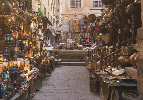 Khan el-Khalili är en viktig marknad i det islamiska distriktet i Kairo. Basarområdet är en av Kairos främsta attraktioner för turister och egyptier