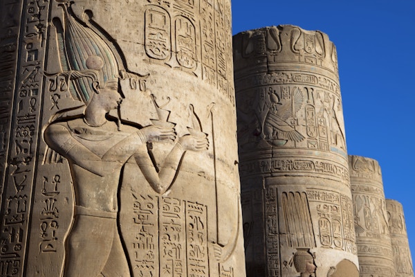 "Vackert dekorerade kolumner vid Sobek-templet i Kom Ombo, Egypten."