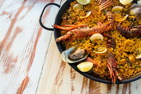 Skaldjur paella på träbord närbild