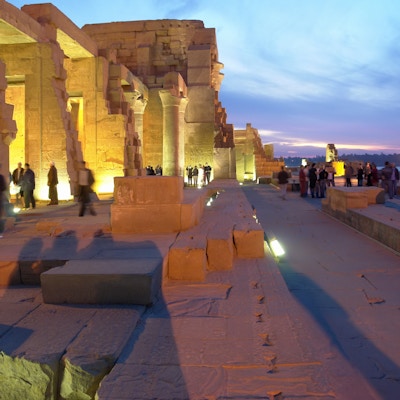 Sikt på det upplysta Kom Ombo-templet på natten. Övre Egypten.