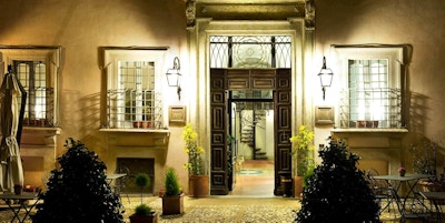 Fasaden till Hotel Antica Dimora alla Rocca i Trevia, Italien.