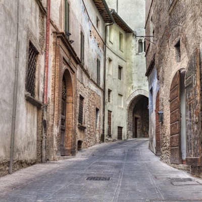 pittoreska antika smala gränd i den gamla italienska staden Trevi, Umbrien, Italien