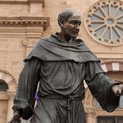 Fotografi av en staty av Saint Francis av Assisi vid Saint Francis basilikakatedralen, Santa Fe, New Mexico.