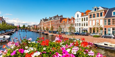 Vacker sommarvy över Gamla Stans arkitektur och Spaarne kanalvallen i Haarlem, Nederländerna