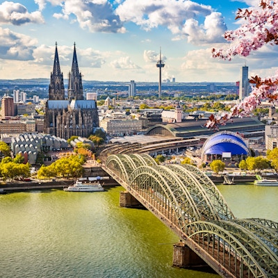 Flyg- sikt av Köln på våren, Tyskland
