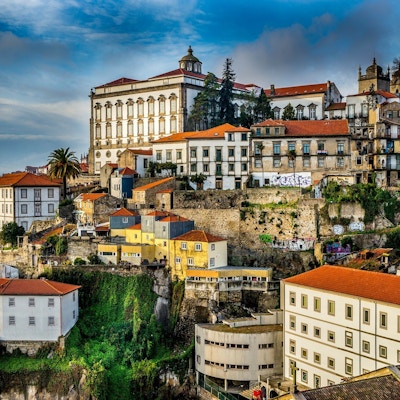 Hus i olika stilar i Porto.
