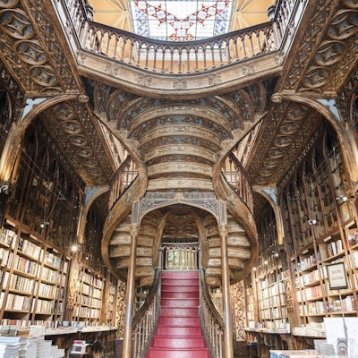 Interiör i bokhandeln med utsmyckat tak och vackra trappor.