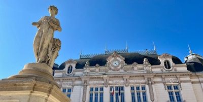 Vackra fasader och statyer i Mâcon