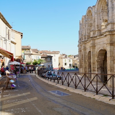 Butiker intill amfiteatern in Arles