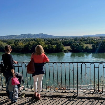 Kvinnor vid utkiksplats över Saône