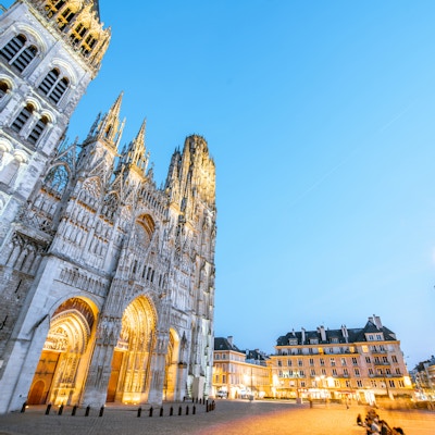 Nattsikt på den berömda upplysta katedralen i Rouen stad, huvudstaden i regionen Normandie i Frankrike