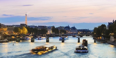 Turnera båtar på Seine vid solnedgången