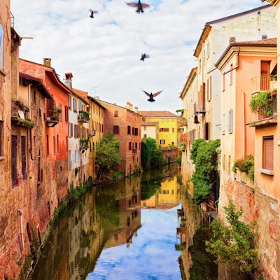 Kanaler på den gamla staden av Mantua, Lombardiet, Italien