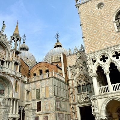 Den konstnärliga fasaden av den berömda Basilica di San Marco (St. Mark's Cathedral) vid Piazza San Marco (St. Mark's Square) i Venedig, Italien