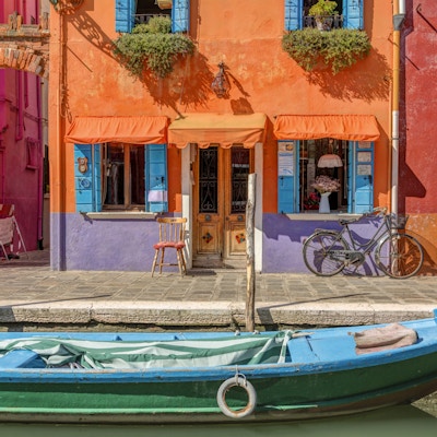 Venedig landmärke, Burano ökanal, färgglada hus och båtar, Italien, Europa