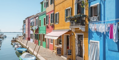 Venedig landmärke, Burano ökanal, färgglada hus och båtar, Italien, Europa