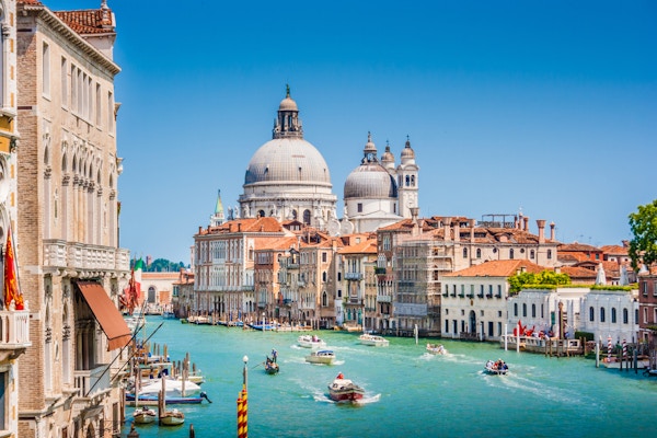Vacker utsikt över berömda Canal Grande med Basilica di Santa Maria della Salute i bakgrunden en solig dag på sommaren, Venedig, Italien.