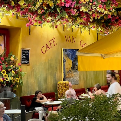 Vy över kaféet känt från Van Goghs tavla