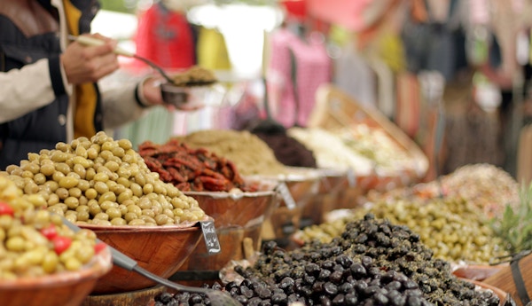 Snyggt arrangerade massor av oliver på marknaden i Arles, Frankrike