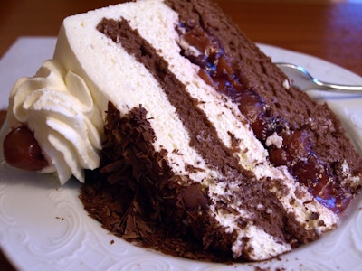 Sjokoladekake med pisket krem. Nærbilde.