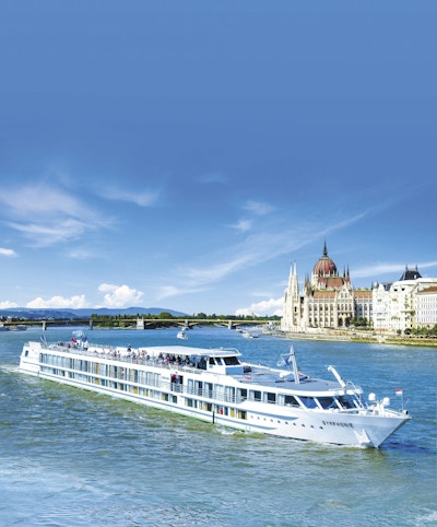 MS Symphonie seglar på Donau i vackert solsken