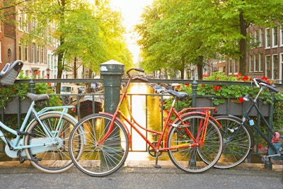 Cyklar på bron i Amsterdam Nederländerna