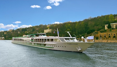 Kryssningsfartyget MS Camargue seglar vid floden Rhone