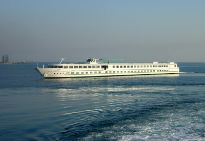 MS Rhone Princess på segling utanför fastlandet