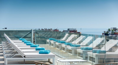 Solstolar vid roof top bar, havssutsikt, L´Azure Hotel, Lloret de Mar, Spanien