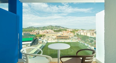 Balkong på hotellrum med utsikt över fotbollsplan, konstgräs, L´Azure Hotel, Lloret de Mar, Spanien