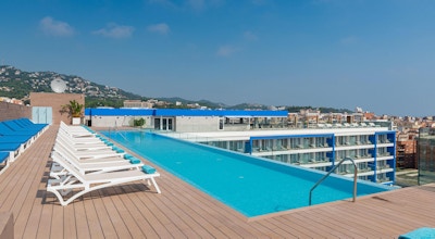 Roof top pool, solstolar, havsutsikt, L´Azure Hotel, Lloret de Mar, Spain