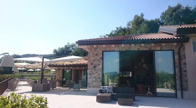 Blå himmel över terrassen med loungemöbler, Relais Rossar, Garda, Italien