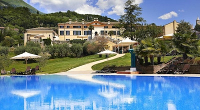 Utsikt över hotellet med poolen i förgrunden, Villa Cariola, Garda, Italien
