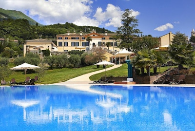 Utsikt över hotellet med poolen i förgrunden, Villa Cariola, Garda, Italien