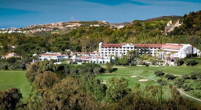 Hotellbyggnaden med golfbananan i förgrunden, blå himmel och sol, The Westin La Quinta Golf Resort & Spa, Marbella, Spanien